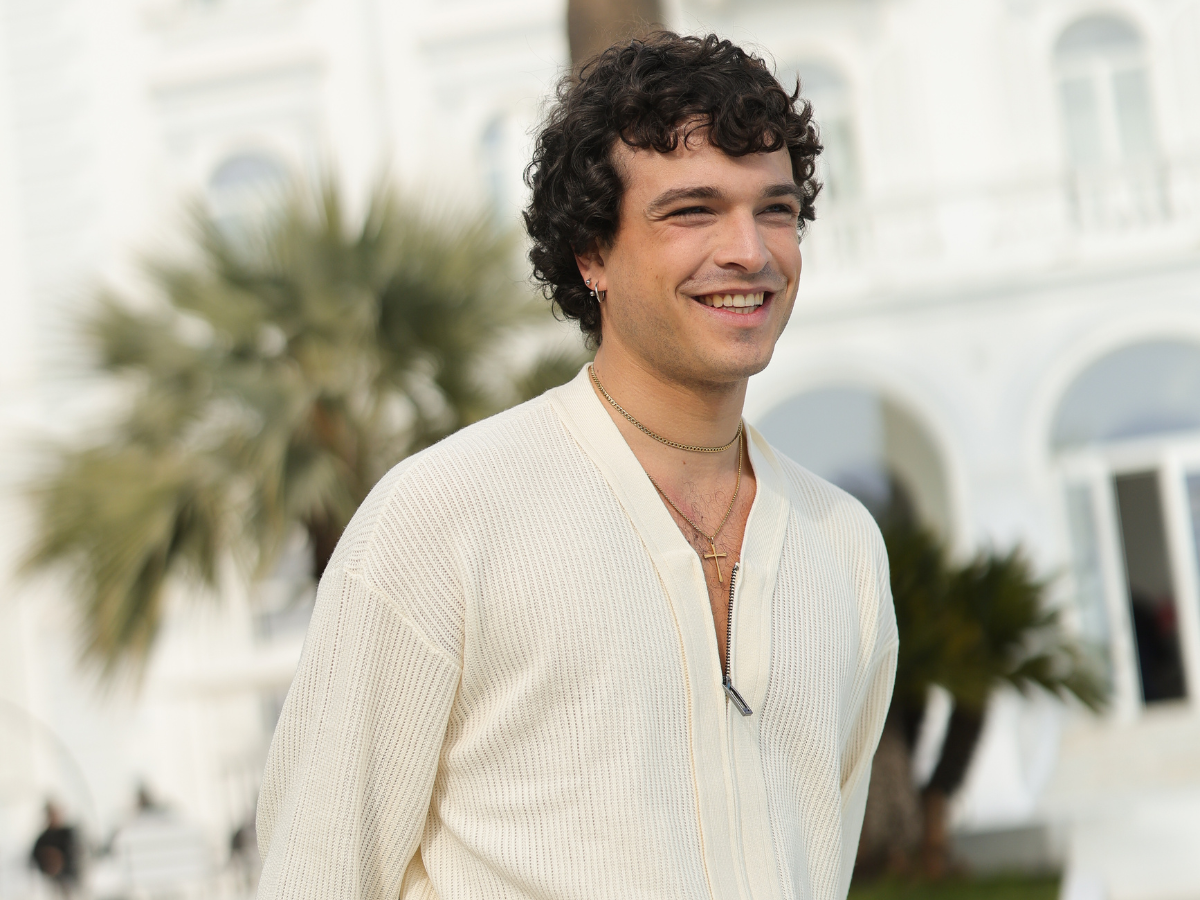 Leo Gassmann torna sul palco dell’Ariston per la terza volta con Naturale, un brano che segna una nuova fase del suo percorso