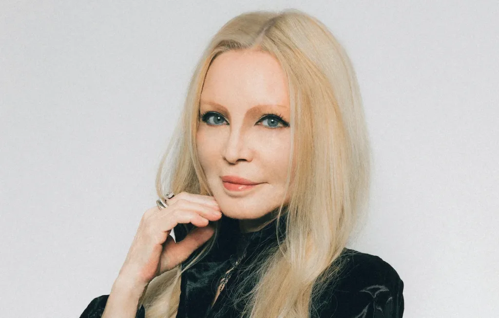 Patty Pravo, all’anagrafe Nicoletta Strambelli, è una delle icone più celebri della canzone italiana; con una carriera che supera i 60 anni e oltre 120 milioni di dischi venduti nel mondo, ha attraversato decenni di musica pop con stile, innovazione e una cifra artistica unica.