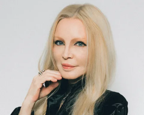 Patty Pravo, all’anagrafe Nicoletta Strambelli, è una delle icone più celebri della canzone italiana; con una carriera che supera i 60 anni e oltre 120 milioni di dischi venduti nel mondo, ha attraversato decenni di musica pop con stile, innovazione e una cifra artistica unica.