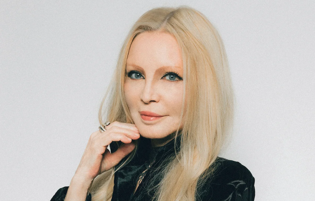 Patty Pravo, all’anagrafe Nicoletta Strambelli, è una delle icone più celebri della canzone italiana; con una carriera che supera i 60 anni e oltre 120 milioni di dischi venduti nel mondo, ha attraversato decenni di musica pop con stile, innovazione e una cifra artistica unica.