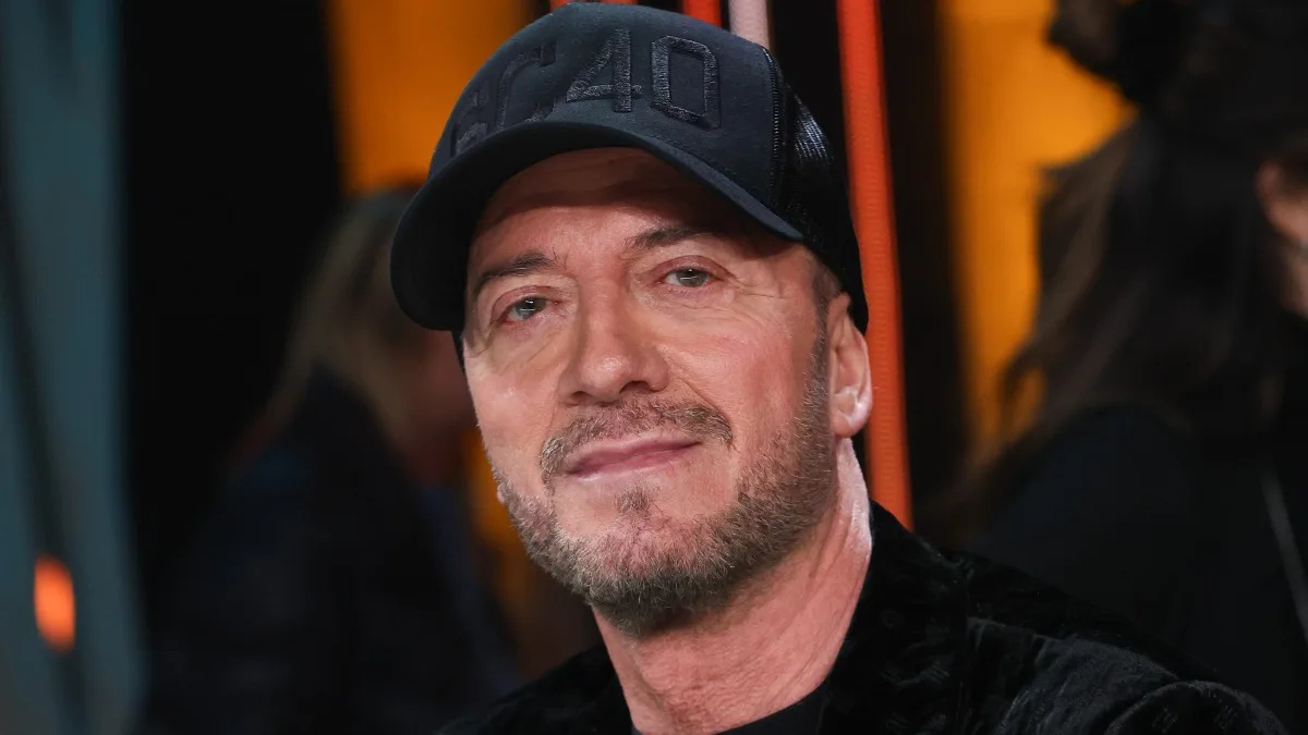 Raf, al secolo Raffaele Riefoli, è una figura storica della musica italiana con una carriera che supera i quarant’anni e decine di successi popolari.