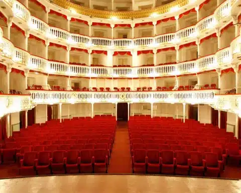 Il Teatro Sannazaro Distrutto dal Fuoco: Notte di Paura a Napoli.