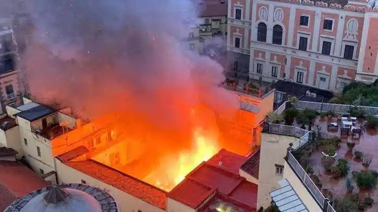 Il Teatro Sannazaro, icona della cultura napoletana noto come "bomboniera di via Chiaia", è stato completamente distrutto da un violento incendio scoppiato all'alba del 17 febbraio 2026.