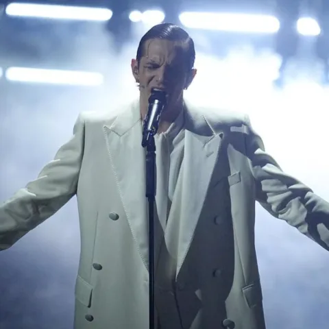 Al centro della scena, Achille Lauro, protagonista di un omaggio intenso e composto alle vittime della tragedia di Crans-Montana, che ha portato il pubblico alla standing ovation.