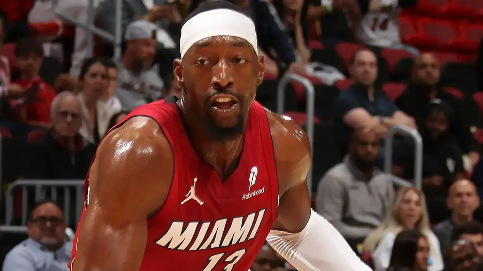 Bam Adebayo, il gigante dei Miami Heat, ha siglato 83 punti contro i Washington Wizards, vincendo 150-129 e diventando il secondo miglior marcatore di sempre in una singola partita NBA.