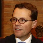 La morte di David Rossi, ex capo della comunicazione del Monte dei Paschi di Siena, precipitato dalla finestra del suo ufficio il 6 marzo 2013, non fu un suicidio.