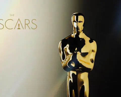 Stasera in Italia va in onda la diretta della Cerimonia degli Oscar 2026 su Rai 1 e RaiPlay, a partire dalle 00:15.