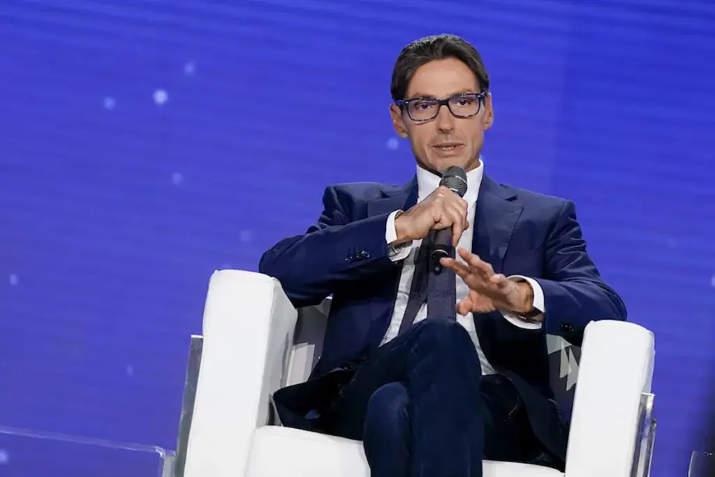 L'amministratore delegato ha svelato in conferenza stampa i piani per un'offerta tv rinnovata, tra reality, fiction e talk show potenziati.