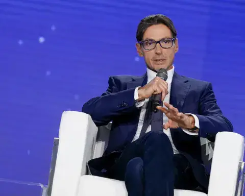 L'amministratore delegato ha svelato in conferenza stampa i piani per un'offerta tv rinnovata, tra reality, fiction e talk show potenziati.