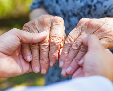 L’11 aprile non è un giorno qualsiasi; è la Giornata Mondiale del Parkinson, e anche se non se ne parla abbastanza tra amici al bar o negli spogliatoi dopo una partita, è un tema che ci riguarda da vicino.
