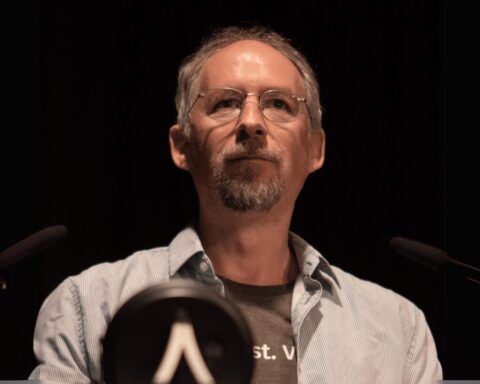 Il New York Times ha lanciato una bomba: Adam Back sarebbe Satoshi Nakamoto, l'ideatore di Bitcoin. Lui smentisce categoricamente, alimentando il mistero che dura da 17 anni.