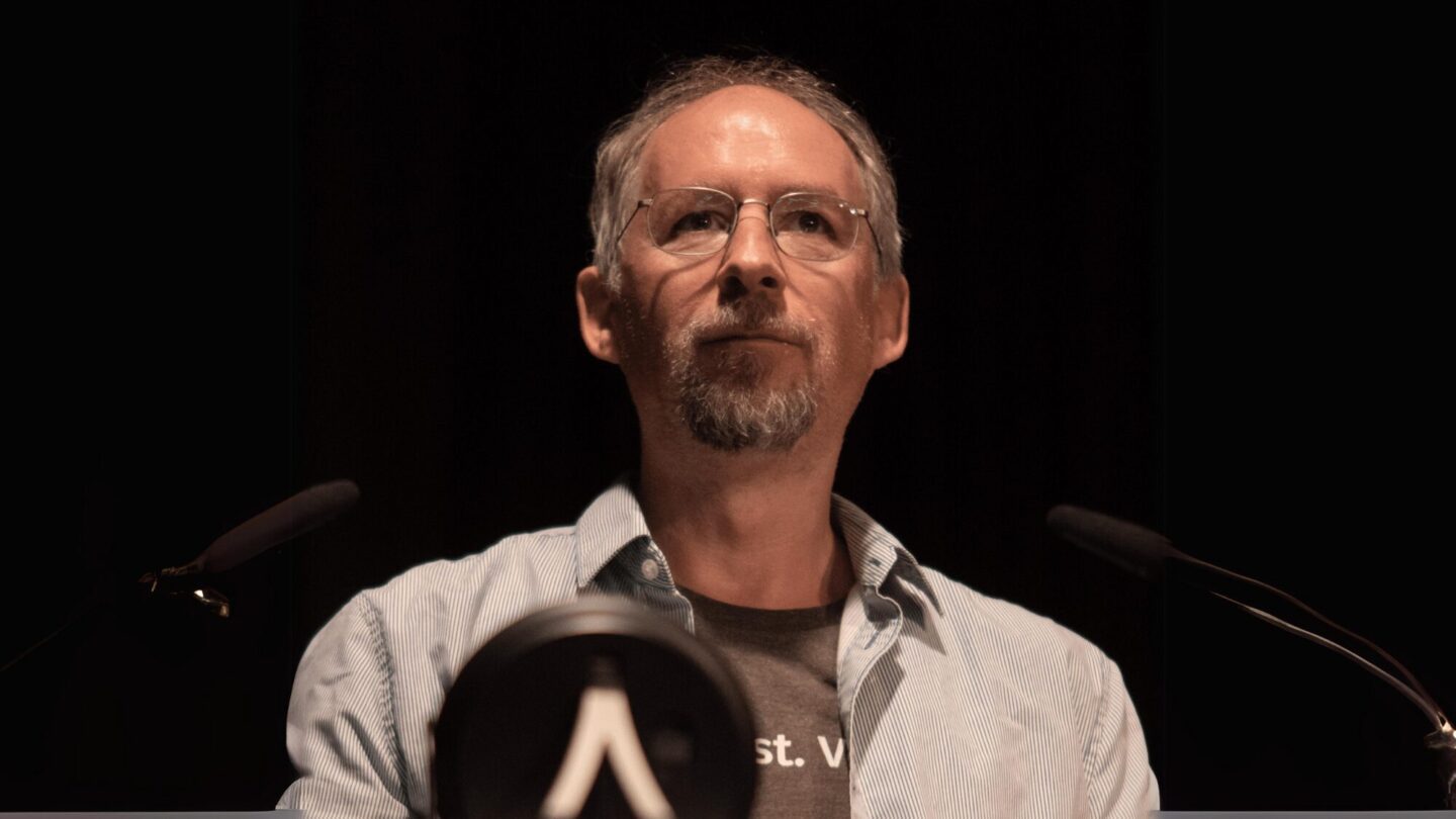 Il New York Times ha lanciato una bomba: Adam Back sarebbe Satoshi Nakamoto, l'ideatore di Bitcoin. Lui smentisce categoricamente, alimentando il mistero che dura da 17 anni.