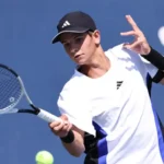 Nel mondo del tennis, ogni tanto spunta un nome che cambia il panorama. Nel 2026 quel nome è Rafael Jódar, classe 2006, spagnolo, madrileno e già protagonista sui grandi palcoscenici.