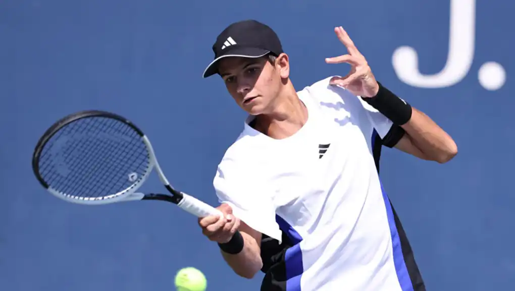 Nel mondo del tennis, ogni tanto spunta un nome che cambia il panorama. Nel 2026 quel nome è Rafael Jódar, classe 2006, spagnolo, madrileno e già protagonista sui grandi palcoscenici.
