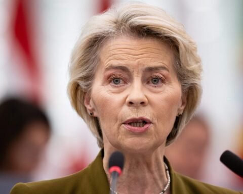 La presidenta de la Comisión Europea, Ursula von der Leyen, expuso un panorama claro en su último discurso ante el Parlamento Europeo: la guerra en Irán y las tensiones en el Golfo Pérsico le están costando a la Unión unos 500 millones de euros diarios más en importaciones de gas y petróleo, sin que este coste adicional añada ni un solo átomo de energía a la red eléctrica.