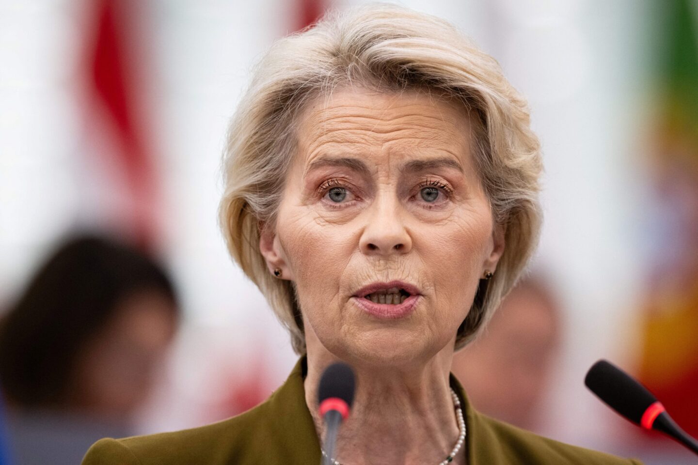 La presidente della Commissione Ue Ursula Von der Leyen ha tracciato un quadro chiaro nell’ultimo discorso all’Europarlamento: la guerra in Iran e le tensioni nel Golfo Persico stanno costando all’Unione circa 500 milioni di euro al giorno in più per le importazioni di gas e petrolio, senza che questo extra porti un singolo atomo di energia aggiuntiva in più alla rete.