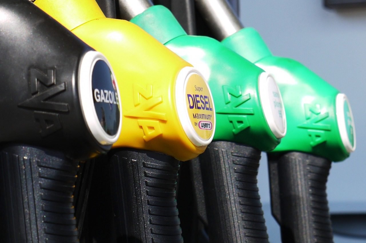 Rincari da Guerra: Diesel a 2,3€/l, Voli e Bus Più Cari, Bollette alle Stelle
