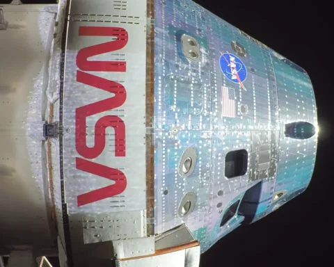 Orion di Artemis II, il rientro spettacolare sulla Terra: come un razzo di 40.000 km/h diventa un paracadute nell’oceano