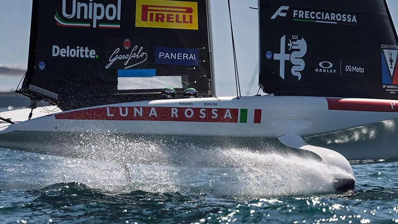 Un match race perfetto nel Golfo degli Angeli consegna all'equipaggio Senior di Luna Rossa le Preliminary Regattas. I monoscafi AC40 volano sull'acqua sarda a oltre 40 nodi, mentre New Zealand si arrende allo strapotere azzurro. Prossima fermata: Napoli.