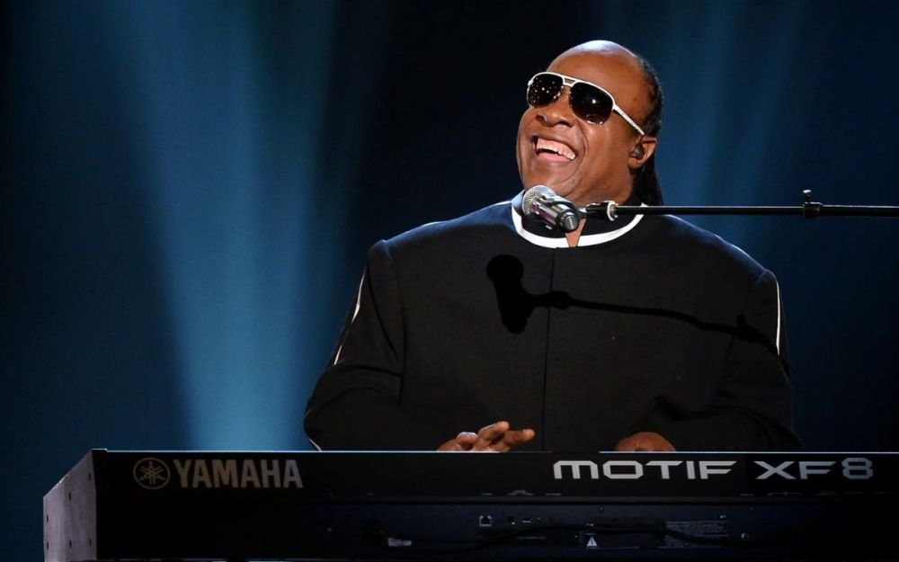 Stevie Wonder: I 76 Anni del Genio che ha Insegnato al Mondo a "Vedere" la Musica