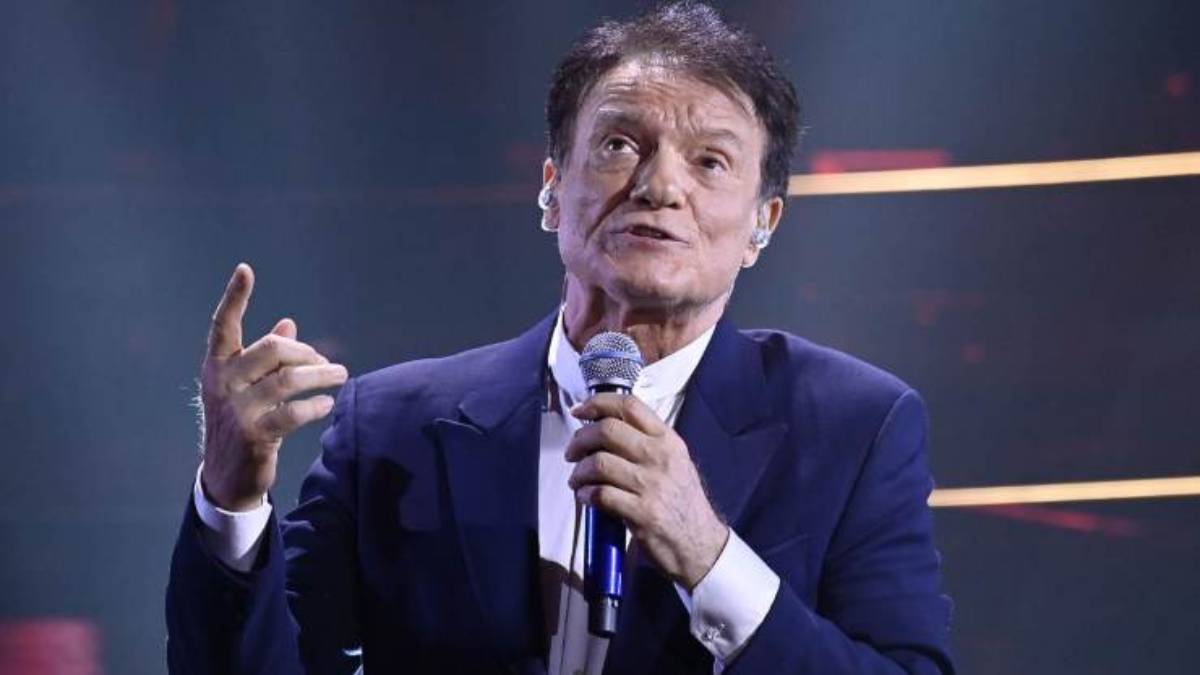 Oggi, 3 maggio 2026, Massimo Ranieri spegne 75 candeline. Ma parlare di "traguardo" o di "vecchiaia" con lui appare quasi ridicolo. Ranieri non invecchia, si evolve.