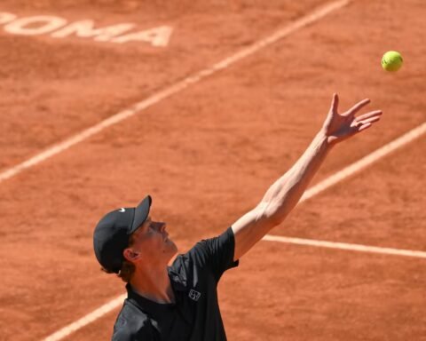 Cincuenta años después de Adriano Panatta, el tenis italiano regresa al trono del Foro Itálico. Y esta vez el protagonista es Jannik Sinner, número uno del mundo, símbolo de una nueva era en el deporte italiano.