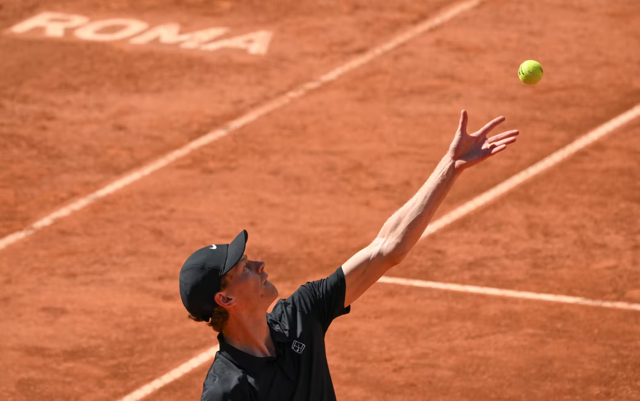 Cinquanta anni dopo Adriano Panatta, il tennis italiano torna sul trono del Foro Italico. E questa volta il protagonista è Jannik Sinner, numero uno del mondo, uomo simbolo di una nuova era sportiva italiana.