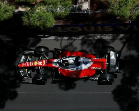 La Ferrari chiude il venerdì del Gran Premio di Monaco con un messaggio forte al resto della griglia; dopo il miglior tempo di Charles Leclerc nelle FP1, è Lewis Hamilton a prendersi la vetta della classifica nelle seconde prove libere con un eccellente 1:13.026, precedendo il compagno di squadra Leclerc e Max Verstappen.
