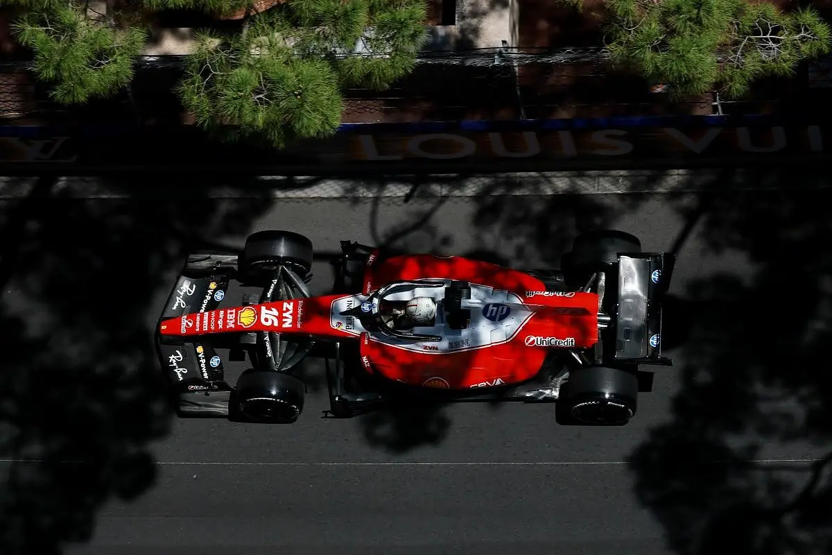La Ferrari chiude il venerdì del Gran Premio di Monaco con un messaggio forte al resto della griglia; dopo il miglior tempo di Charles Leclerc nelle FP1, è Lewis Hamilton a prendersi la vetta della classifica nelle seconde prove libere con un eccellente 1:13.026, precedendo il compagno di squadra Leclerc e Max Verstappen.