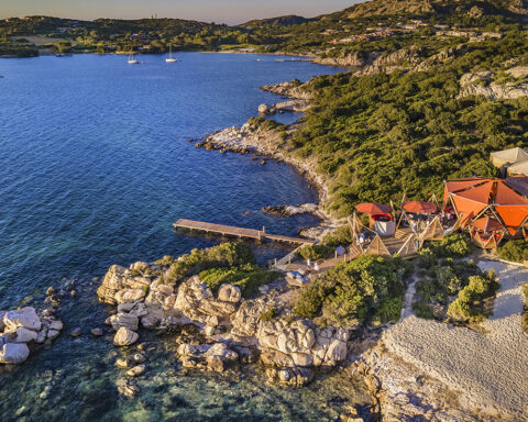 Il Nuovo Volto del Lusso in Sardegna: Perché il 7Pines Resort è la Destinazione Definitiva del 2026