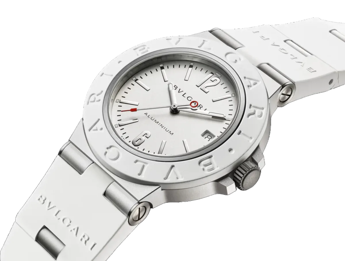 Il Candore dell'Icona Pop: Bvlgari Bvlgari Aluminium White Segna il Ritmo dell'Estate Sport-Chic