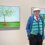 Addio a David Hockney, il più celebre pittore contemporaneo scomparso a 88 anni. MondoUomo celebra il genio pop delle piscine e l'icona intramontabile di stile maschile