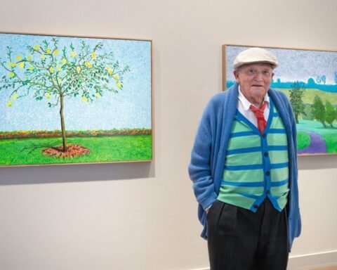 Addio a David Hockney, il più celebre pittore contemporaneo scomparso a 88 anni. MondoUomo celebra il genio pop delle piscine e l'icona intramontabile di stile maschile