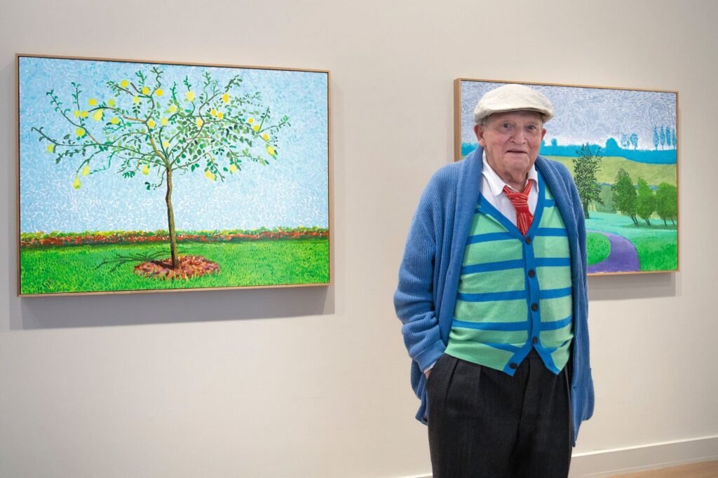 Addio a David Hockney, il più celebre pittore contemporaneo scomparso a 88 anni. MondoUomo celebra il genio pop delle piscine e l'icona intramontabile di stile maschile