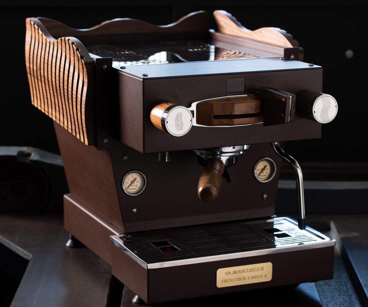 La Marzocco e Frescobol Carioca, quando il rito del caffè incontra il beachwear brasiliano al Pitti Uomo 110