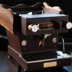 La Marzocco e Frescobol Carioca, quando il rito del caffè incontra il beachwear brasiliano al Pitti Uomo 110