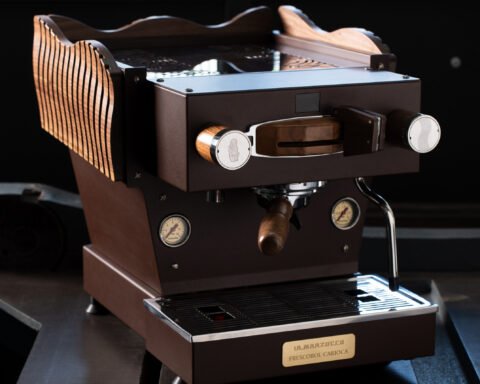 La Marzocco e Frescobol Carioca, quando il rito del caffè incontra il beachwear brasiliano al Pitti Uomo 110