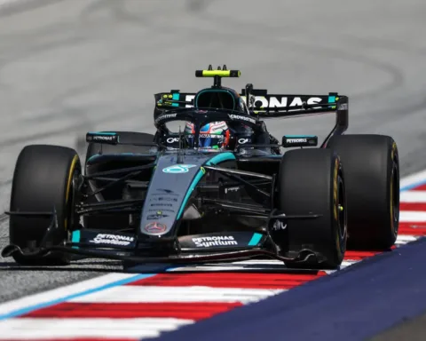 Andrea Kimi Antonelli scrive una pagina di storia della Formula 1. Il giovane pilota della Mercedes conquista la pole position del Gran Premio di Gran Bretagna con uno straordinario giro in 1:28.111, precedendo la Ferrari di Charles Leclerc e il compagno di squadra Lewis Hamilton.