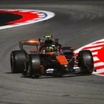 Norris firma il miglior tempo nelle FP2 del GP di Barcellona davanti a Russell e Piastri. Ferrari quarta con Leclerc ma molto competitiva sul passo gara. Mercedes conferma la crescita con Antonelli quinto.
