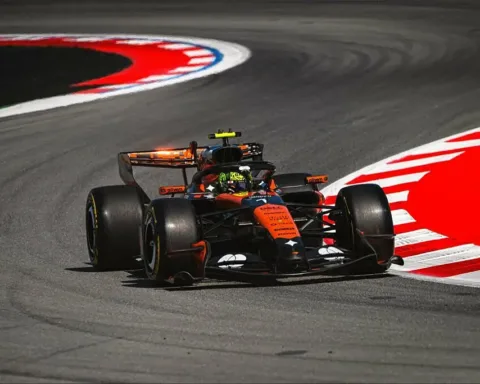 Norris firma il miglior tempo nelle FP2 del GP di Barcellona davanti a Russell e Piastri. Ferrari quarta con Leclerc ma molto competitiva sul passo gara. Mercedes conferma la crescita con Antonelli quinto.