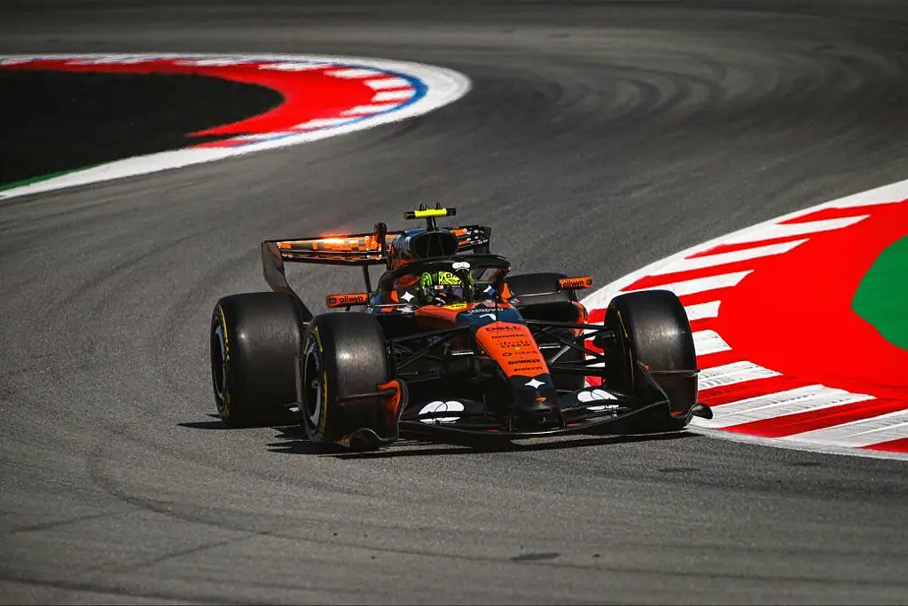 Norris firma il miglior tempo nelle FP2 del GP di Barcellona davanti a Russell e Piastri. Ferrari quarta con Leclerc ma molto competitiva sul passo gara. Mercedes conferma la crescita con Antonelli quinto.