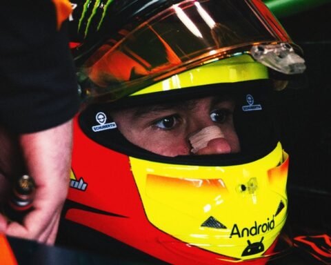 George Russell chiude al comando le FP1 del GP di Barcellona davanti a Piastri e Leclerc. Debutto convincente per Leonardo Fornaroli su McLaren, migliore tra i rookie.