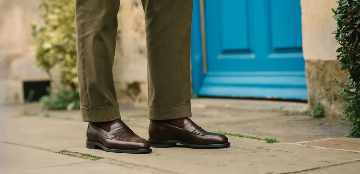 In questo articolo dello Speciale Pitti Uomo 110, la redazione di MondoUomo.it celebra Loake, icona del menswear che dal 1880 custodisce la grande tradizione calzaturiera britannica