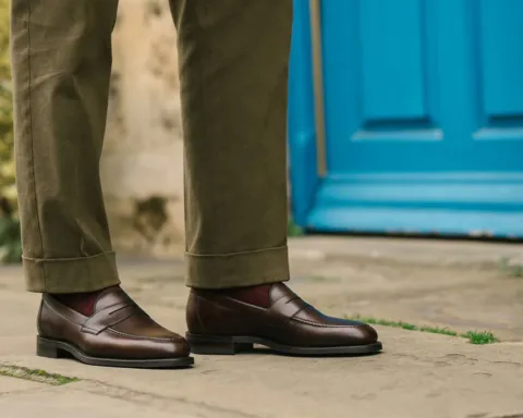 In questo articolo dello Speciale Pitti Uomo 110, la redazione di MondoUomo.it celebra Loake, icona del menswear che dal 1880 custodisce la grande tradizione calzaturiera britannica
