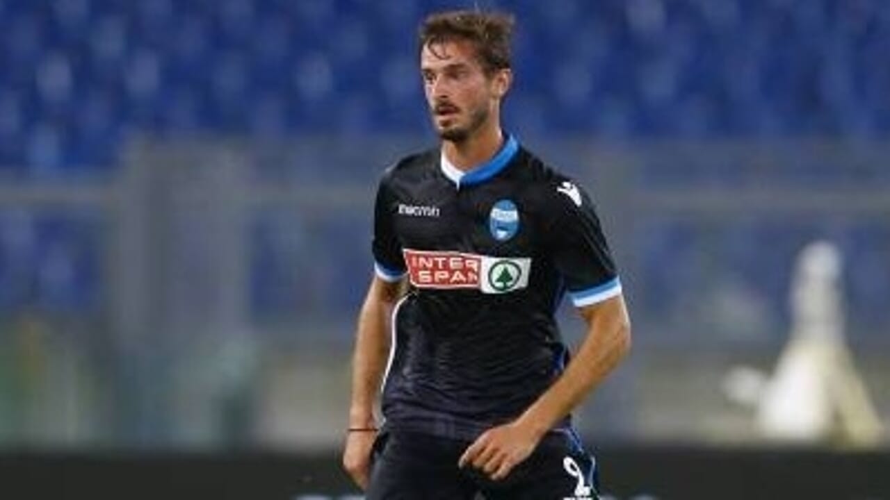 La storia di Marios Oikonomou, il calciatore greco morto dopo un incidente in scooter. Tra Bologna, Cagliari e Sampdoria ha costruito la sua vita lontano da casa. Oggi la Grecia piange un figlio prematuramente strappato ai suoi
