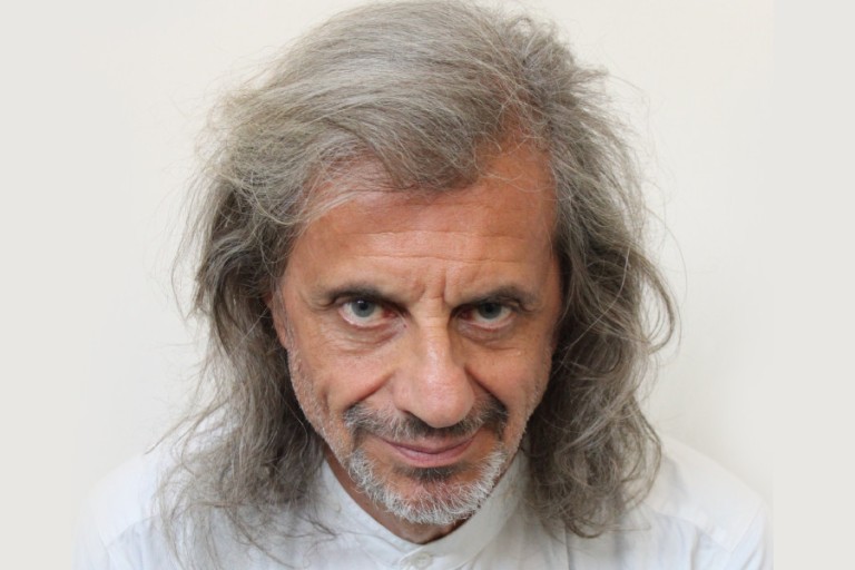 Se il panorama comico e teatrale italiano fosse una mappa geografica, Alessandro Bergonzoni ne occuperebbe la vetta più impervia e affascinante.