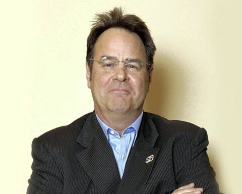 Dan Aykroyd compie 74 anni il 1 luglio 2026. Ripercorri la carriera, lo stile e i film cult dell'irripetibile genio di Ghostbusters e Blues Brothers.