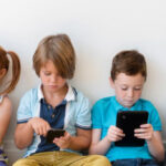 I bambini passano il doppio del tempo davanti agli schermi in estate. Ma la vera sfida per i papà non sono le ore: scopri come trasformare il digitale in opportunità secondo la nuova ricerca Novakid.