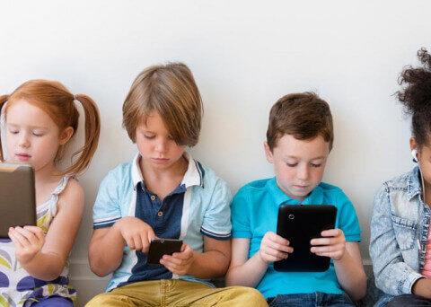 I bambini passano il doppio del tempo davanti agli schermi in estate. Ma la vera sfida per i papà non sono le ore: scopri come trasformare il digitale in opportunità secondo la nuova ricerca Novakid.