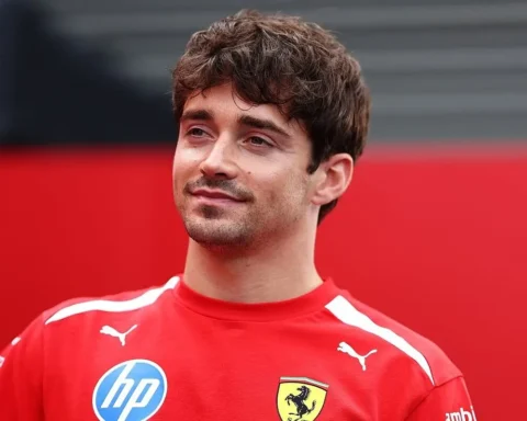 Charles Leclerc apre il weekend del Gran Premio d'Ungheria con il miglior tempo nelle prime prove libere. Il pilota della Ferrari chiude davanti a Max Verstappen e al compagno di squadra Lewis Hamilton, mentre la Scuderia continua il lavoro di sviluppo sulla SF-26 con una nuova ala posteriore.